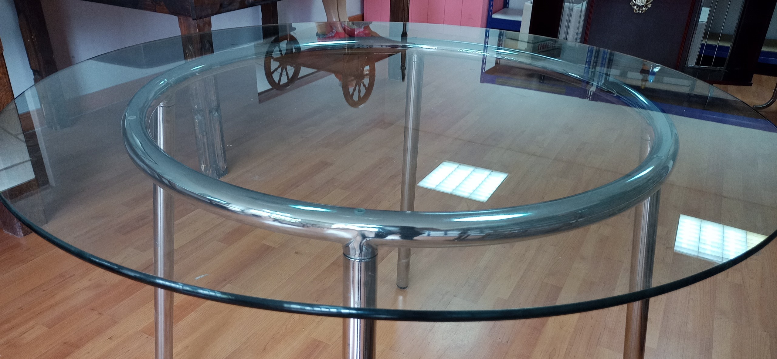 mesa-de-oficina-o-salon-actual-tapa-de-vidrio-redonda-2.jpg