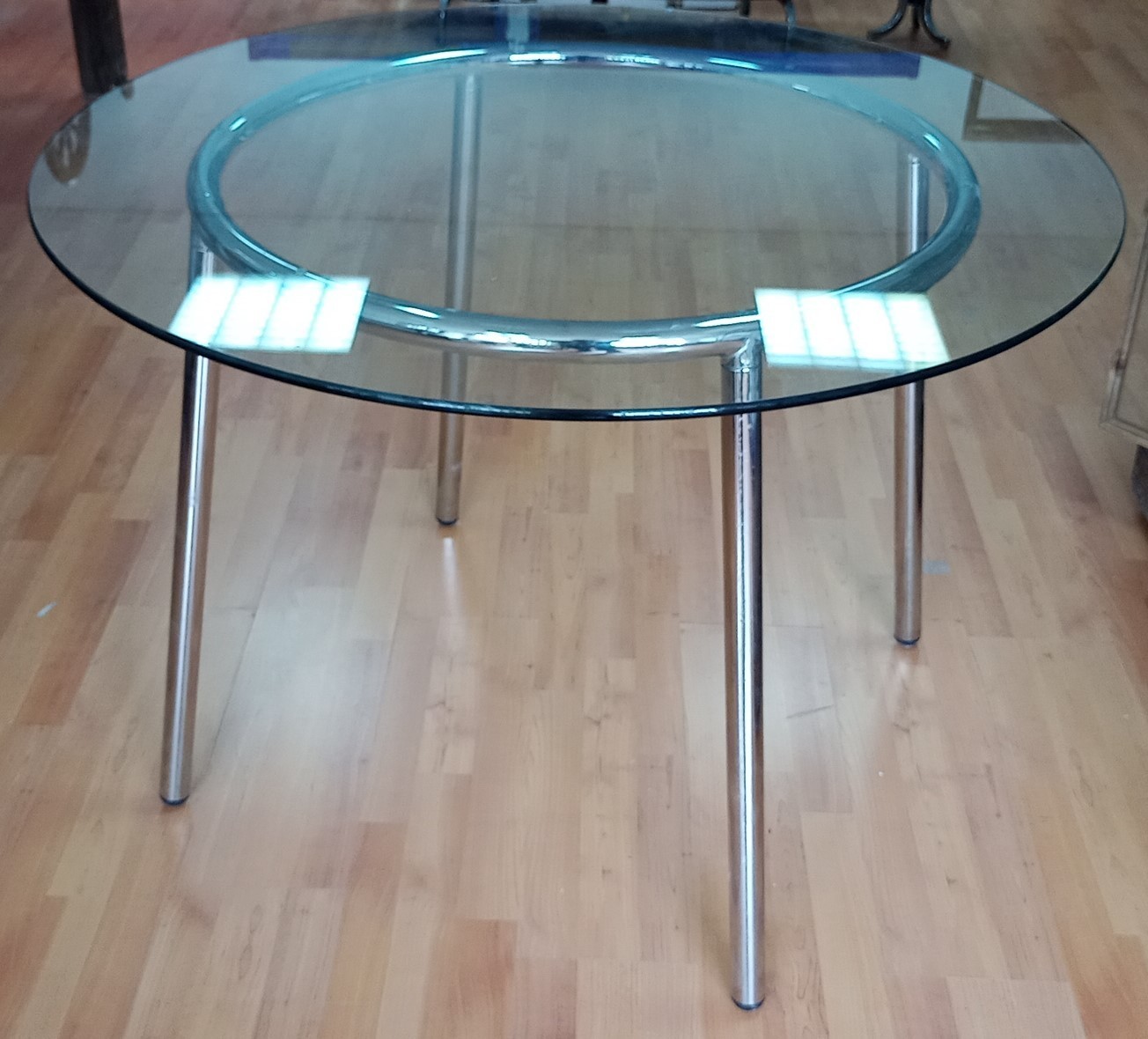 mesa-de-oficina-o-salon-actual-tapa-de-vidrio-redonda.jpg