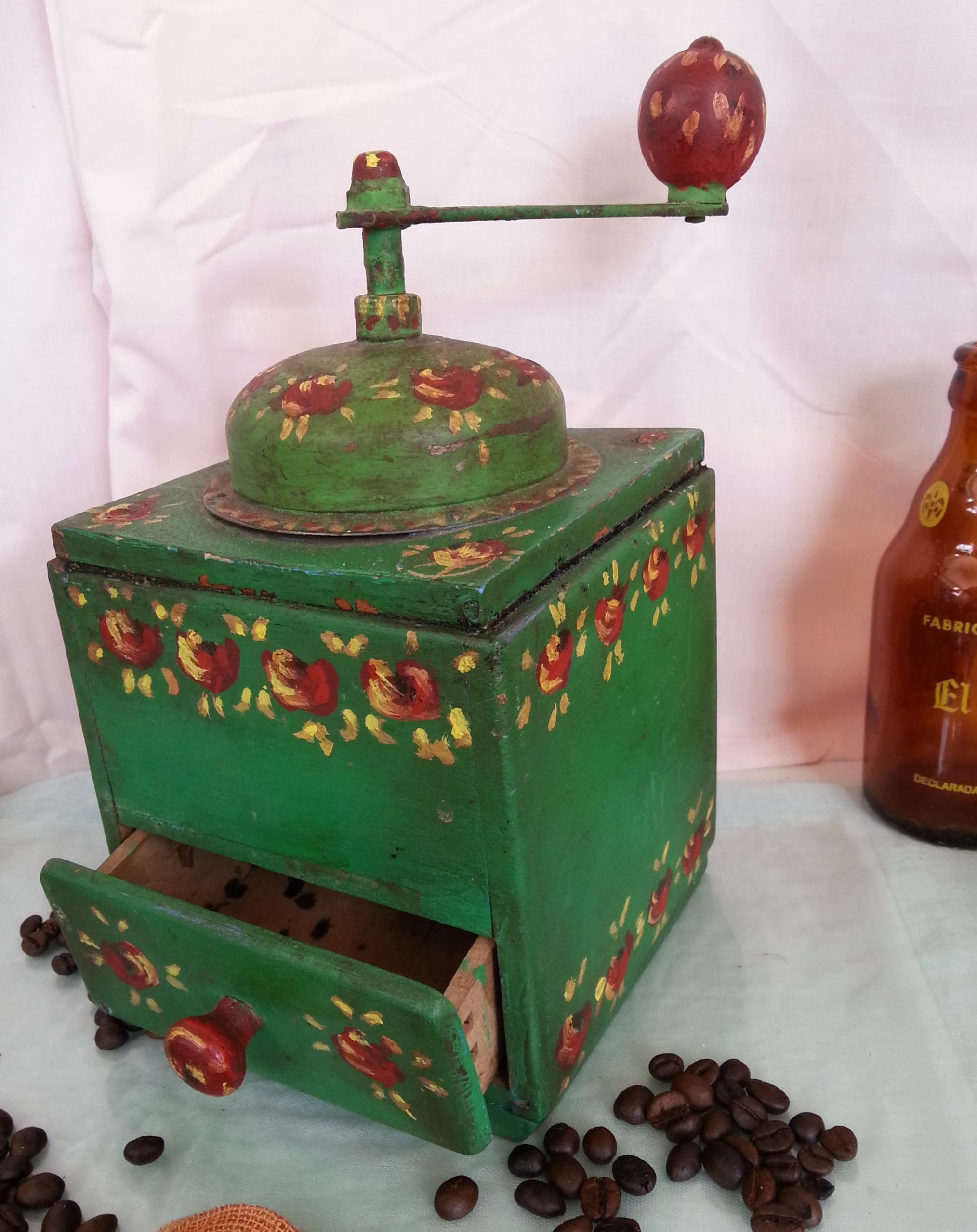 molinillo-de-cafe-vintage-decorado-a-mano.jpg