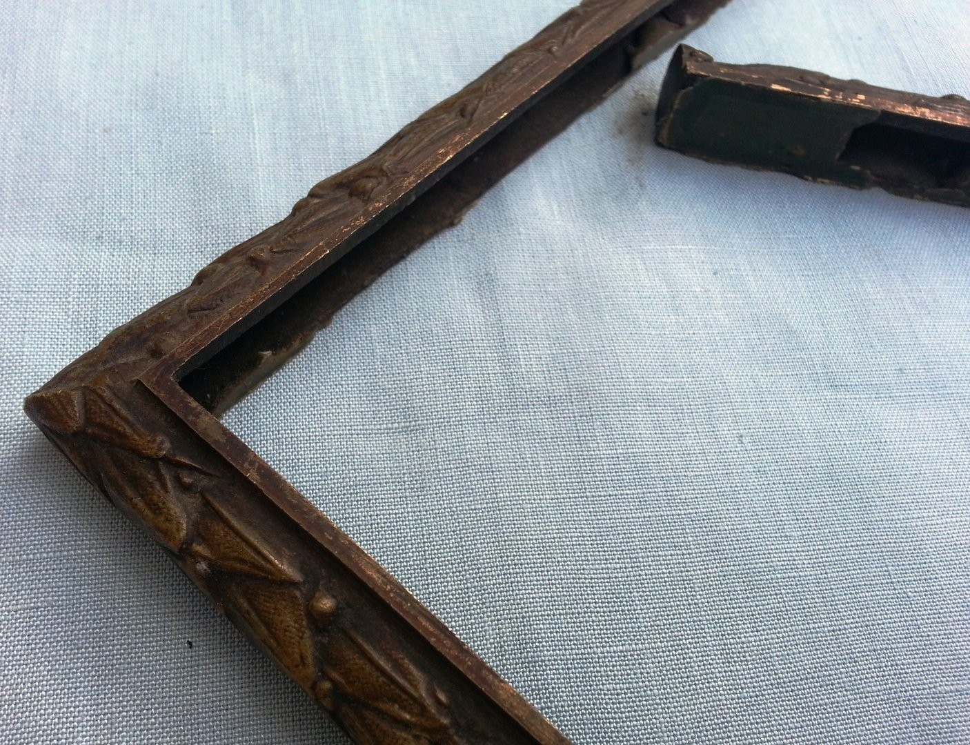 pareja-de-viejas-molduras-fabricadas-en-bronce-para-decorar-enmarcado-1.jpg