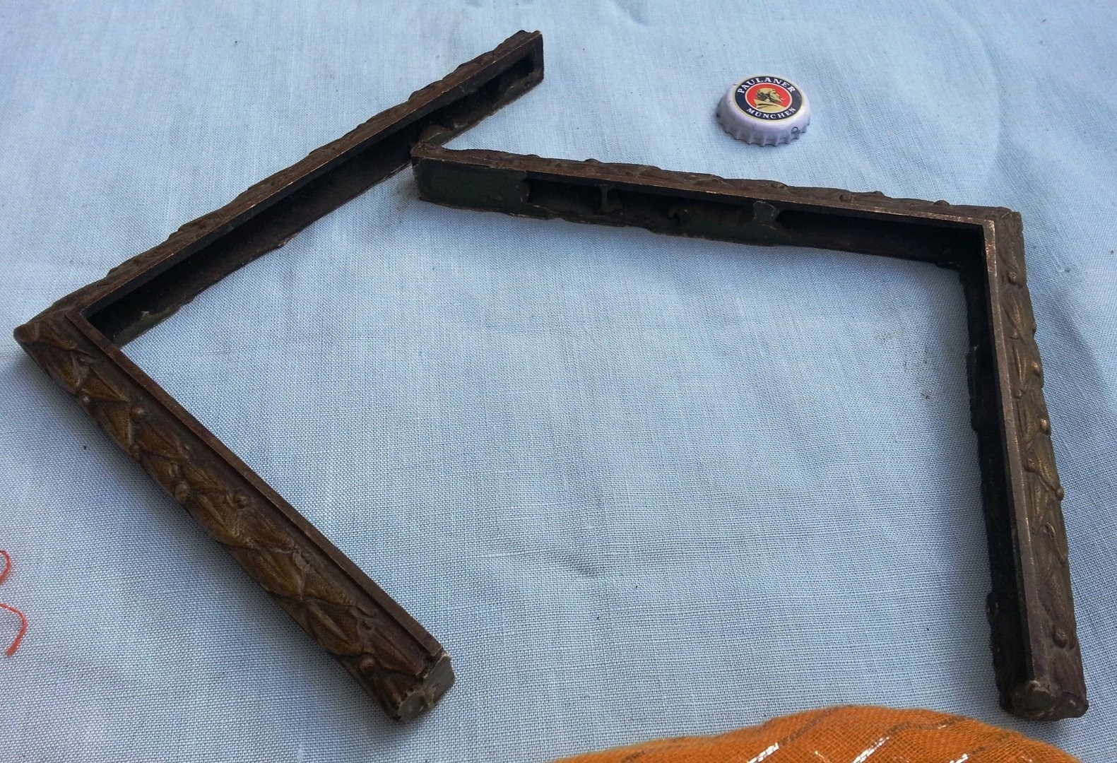 pareja-de-viejas-molduras-fabricadas-en-bronce-para-decorar-enmarcado.jpg