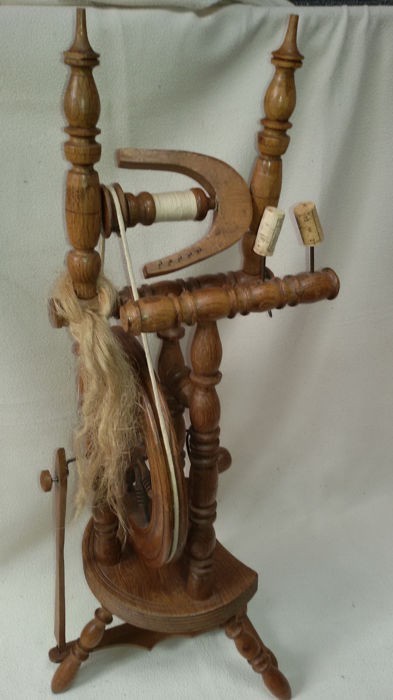 rueca-de-costura-centenaria-en-madera-alrededor-de-1910-estilo-medieval.jpg