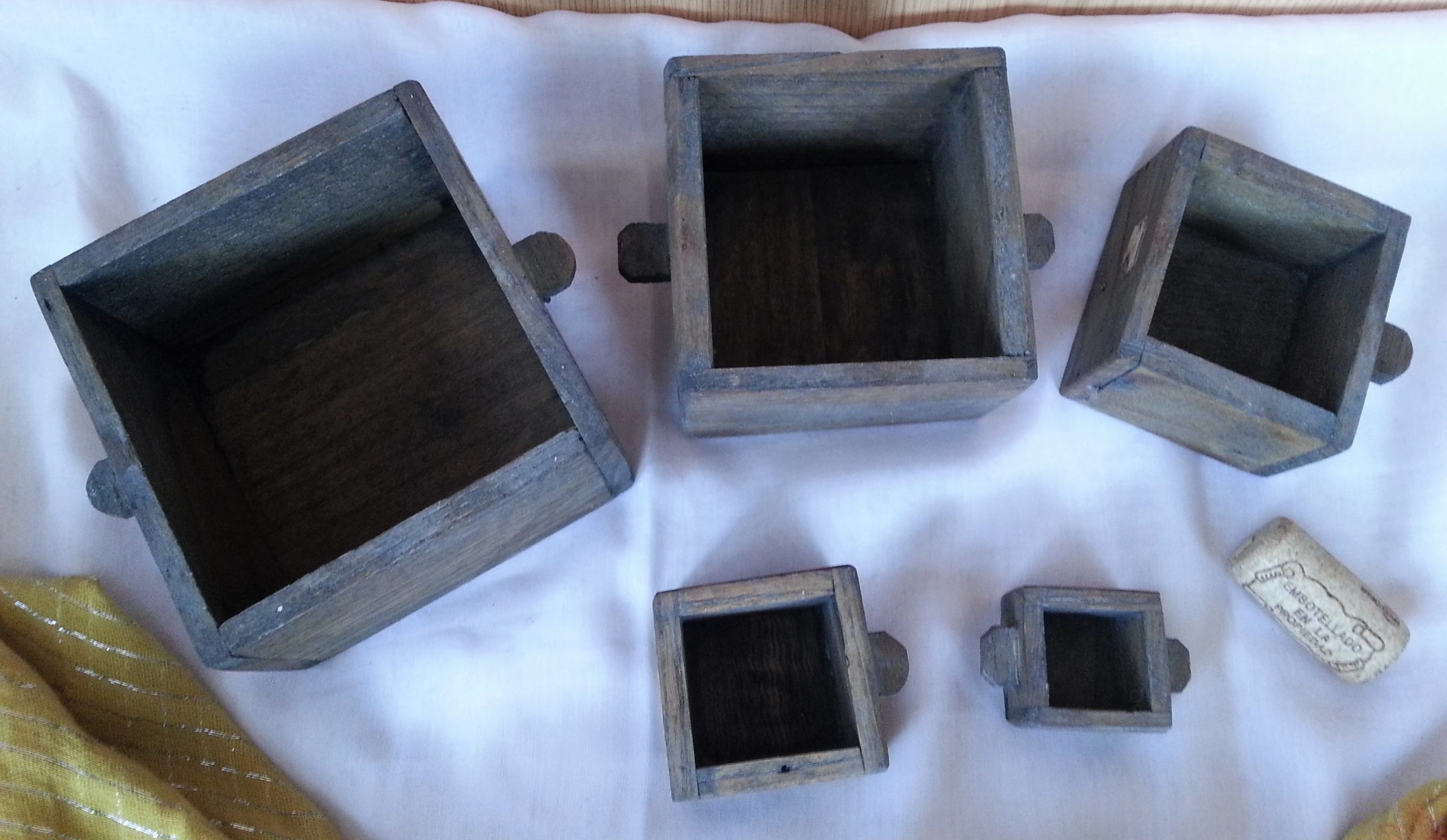 viejas-medidas-de-madera-para-el-grano-en-madera-emblematicas-5-piezas-1.jpg