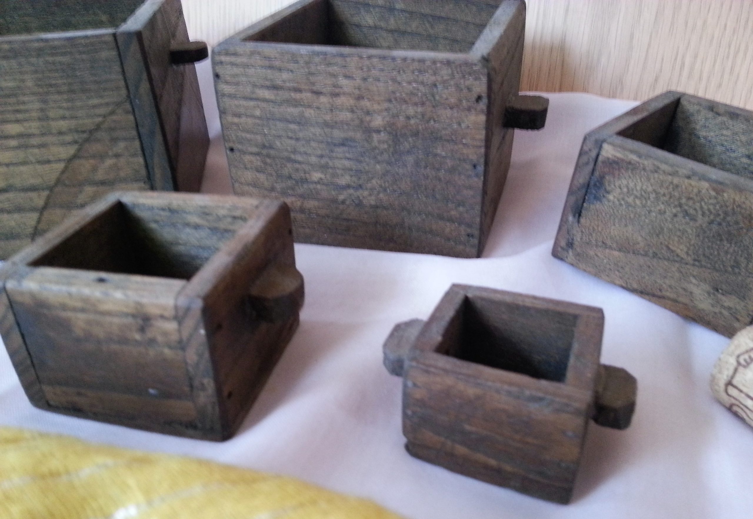 viejas-medidas-de-madera-para-el-grano-en-madera-emblematicas-5-piezas-2.jpg