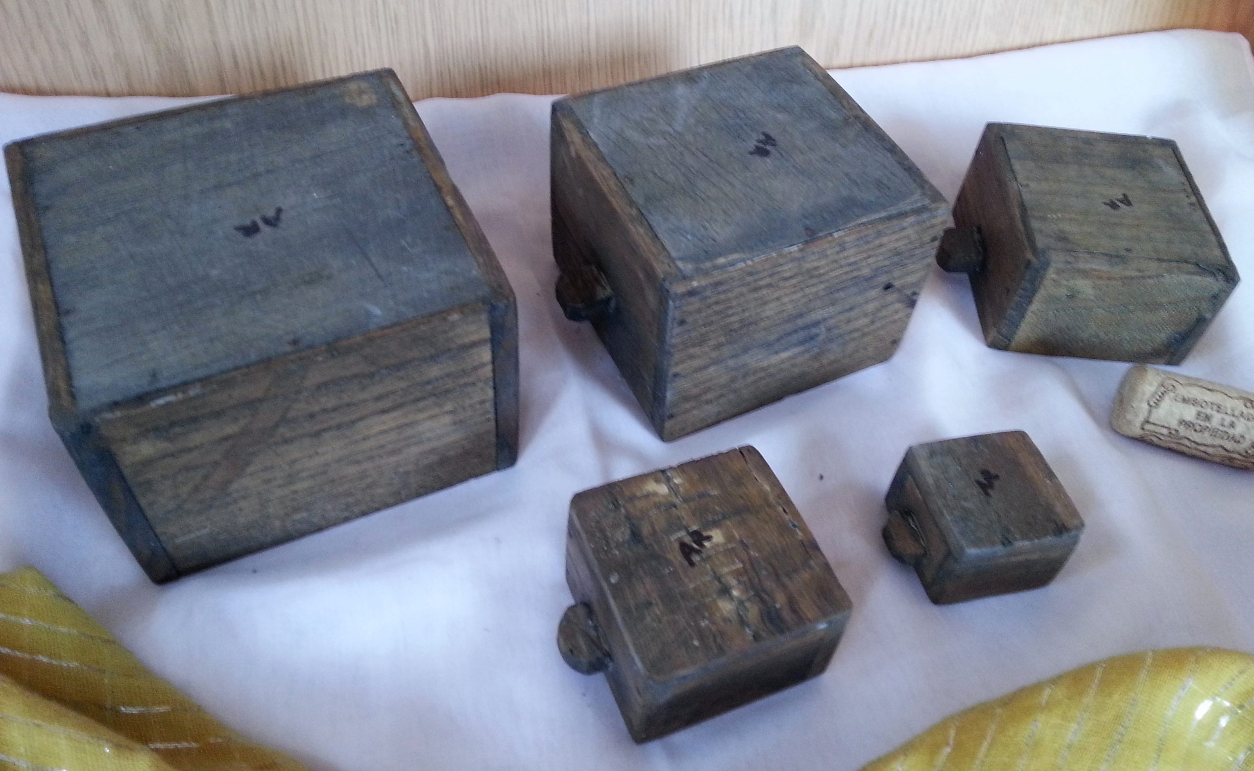 viejas-medidas-de-madera-para-el-grano-en-madera-emblematicas-5-piezas-5.jpg
