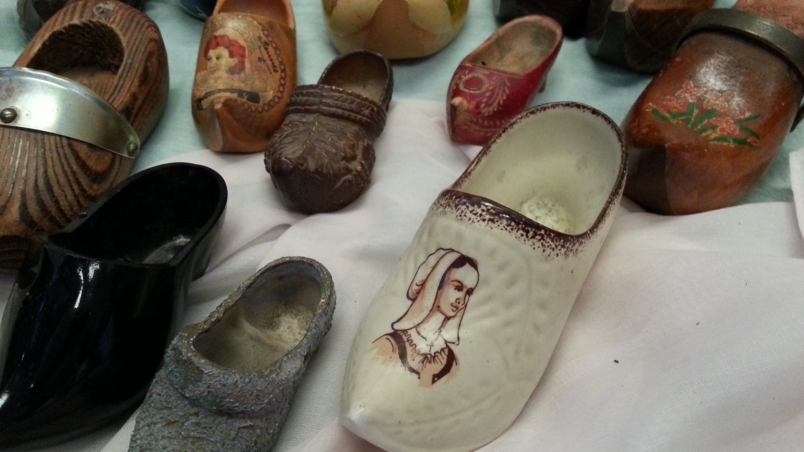zuecos-en-miniatura-coleccion-de-12-unidades-de-diferentes-paises-3.jpg