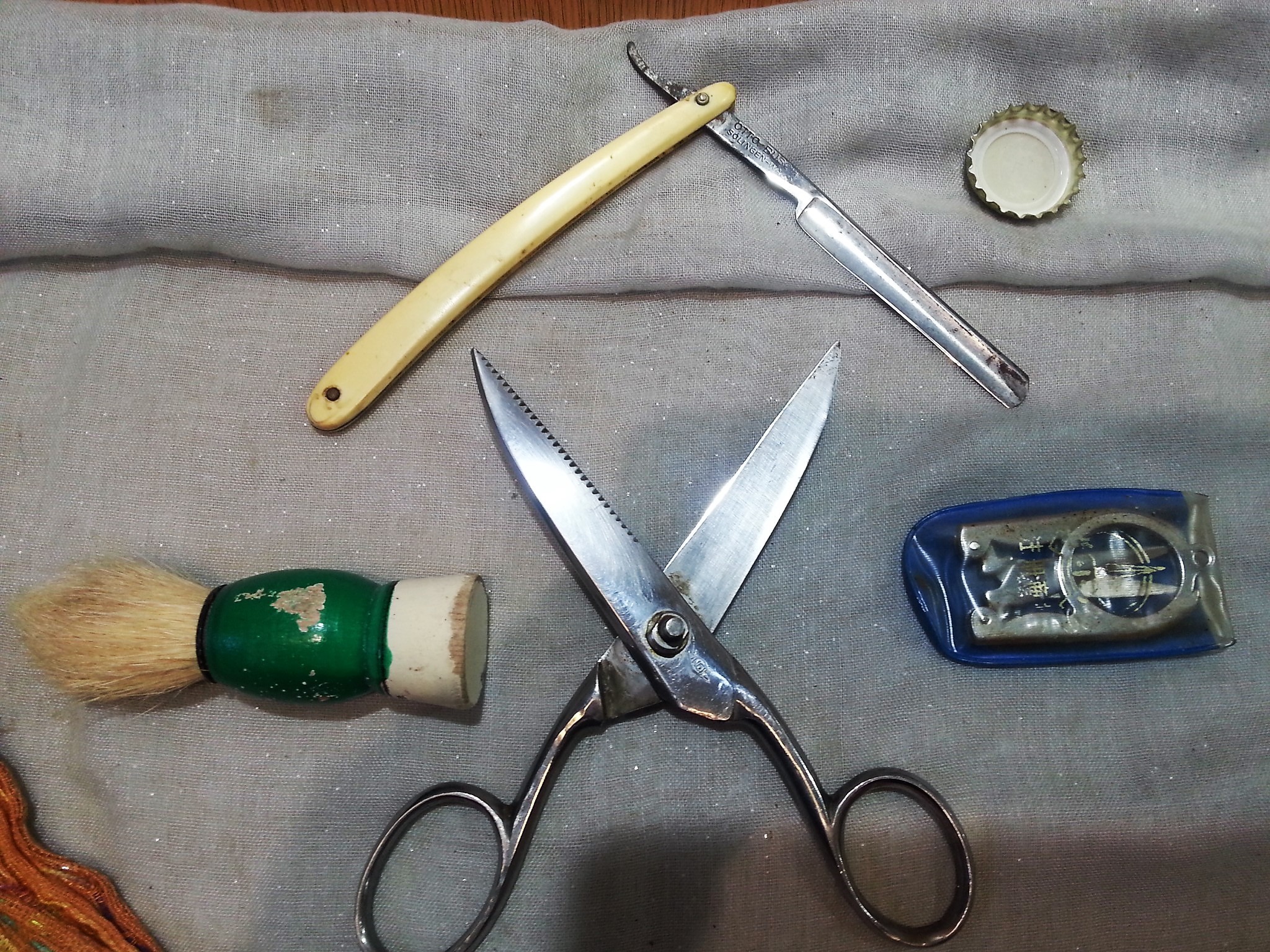 barberia-antigua-conjunto-objetos-variados-brocha-navaja-tijeras-1.jpg