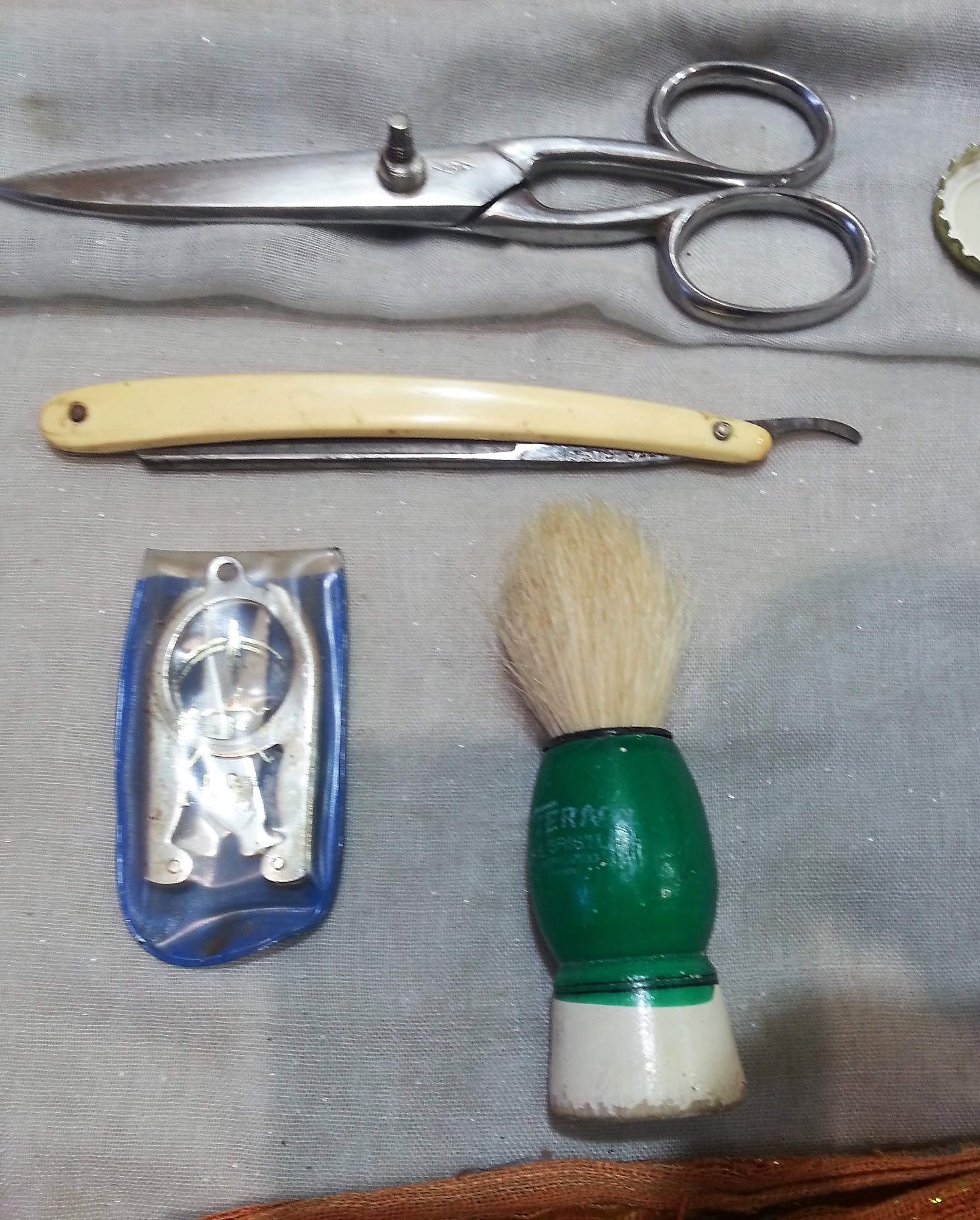 barberia-antigua-conjunto-objetos-variados-brocha-navaja-tijeras.jpg