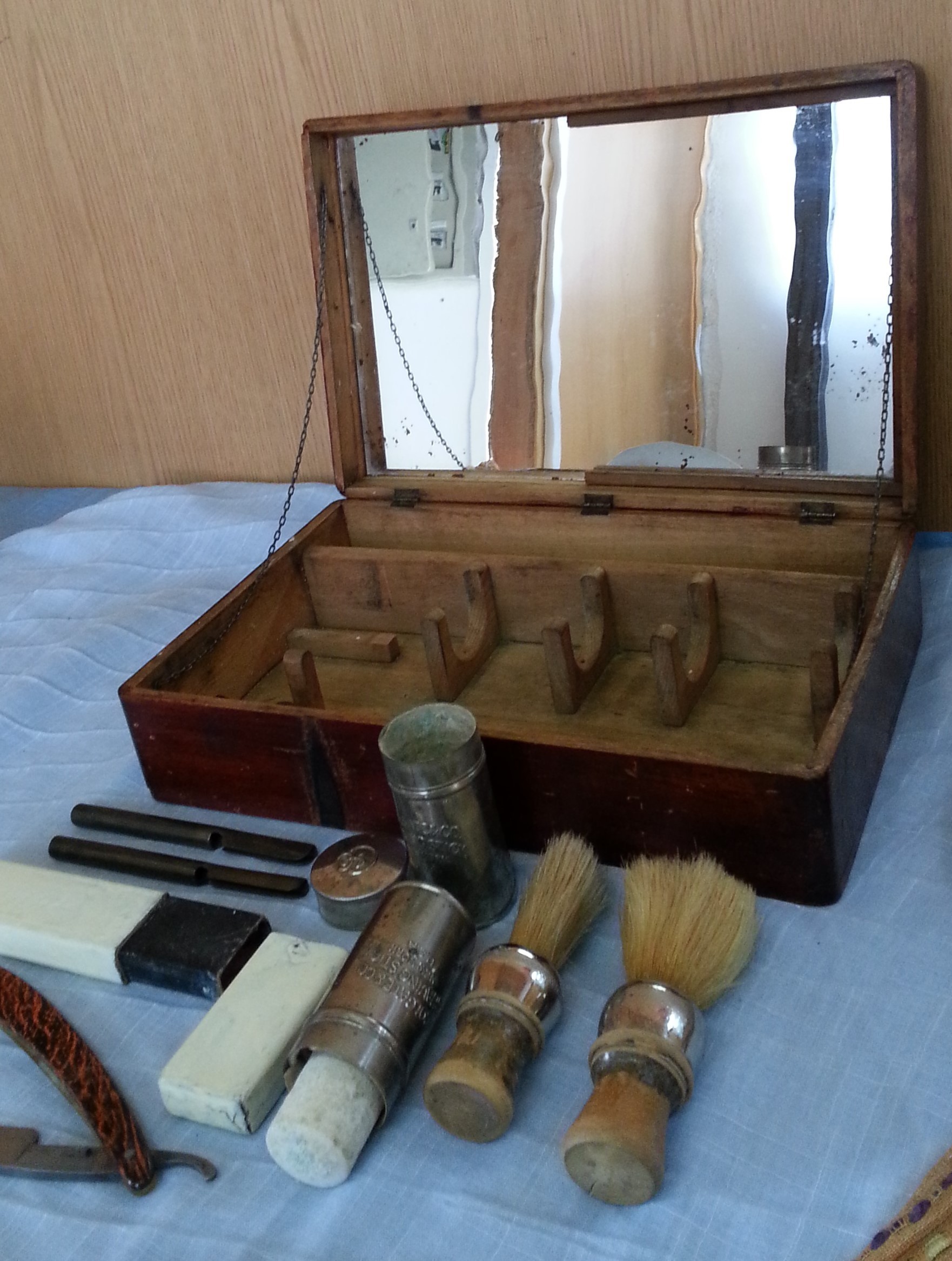 barberia-conjunto-de-utensilios-antiguos-de-barbero-4.jpg