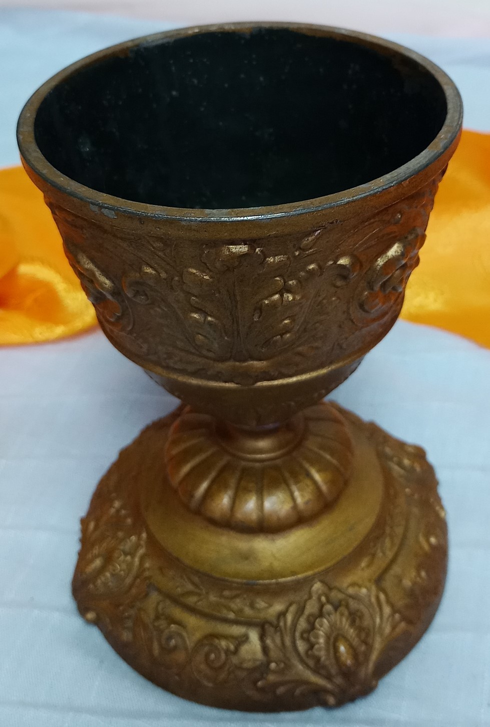 caliz-en-metal-dorado-origen-espanol-vieja-pieza-1.jpg
