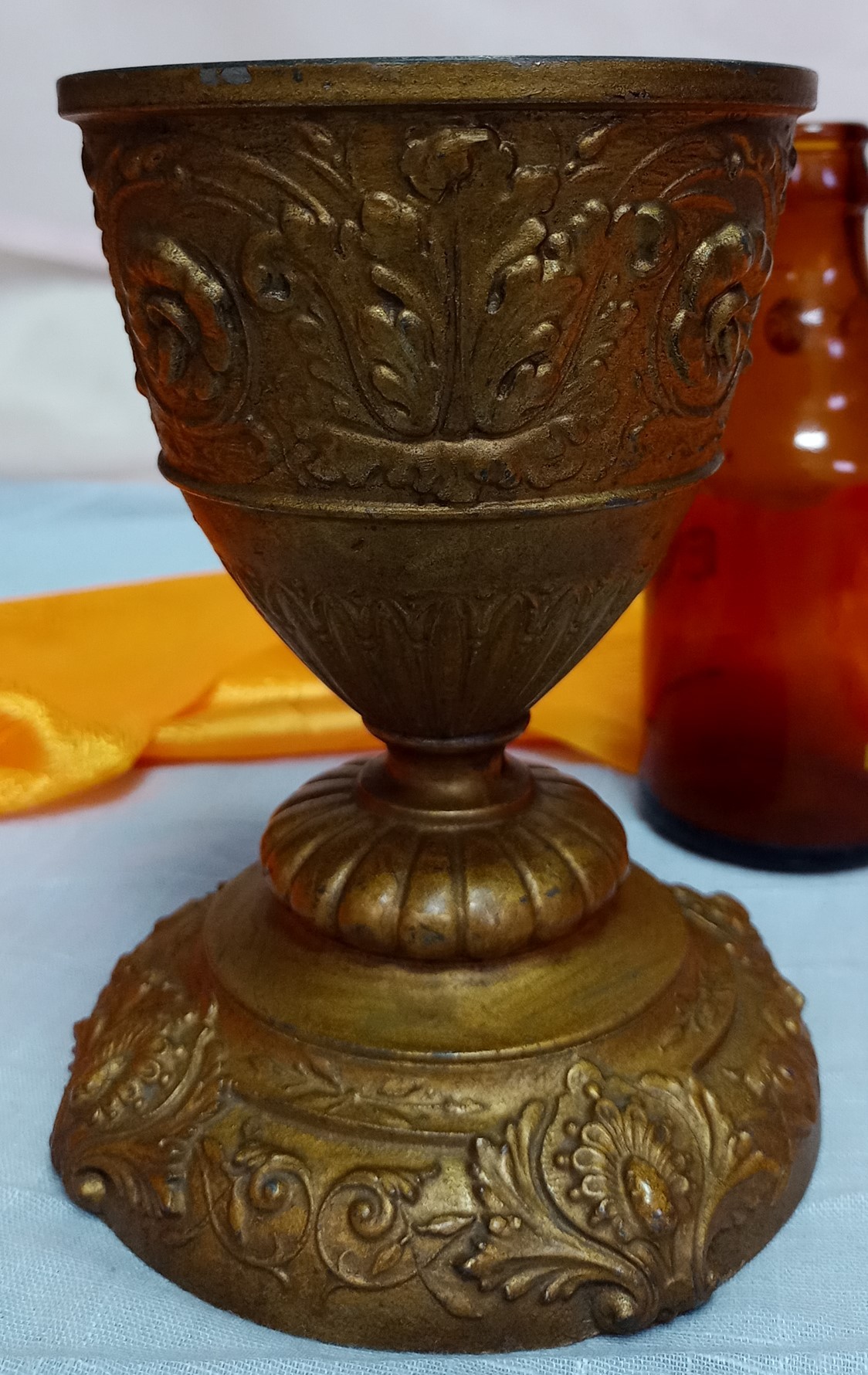caliz-en-metal-dorado-origen-espanol-vieja-pieza.jpg