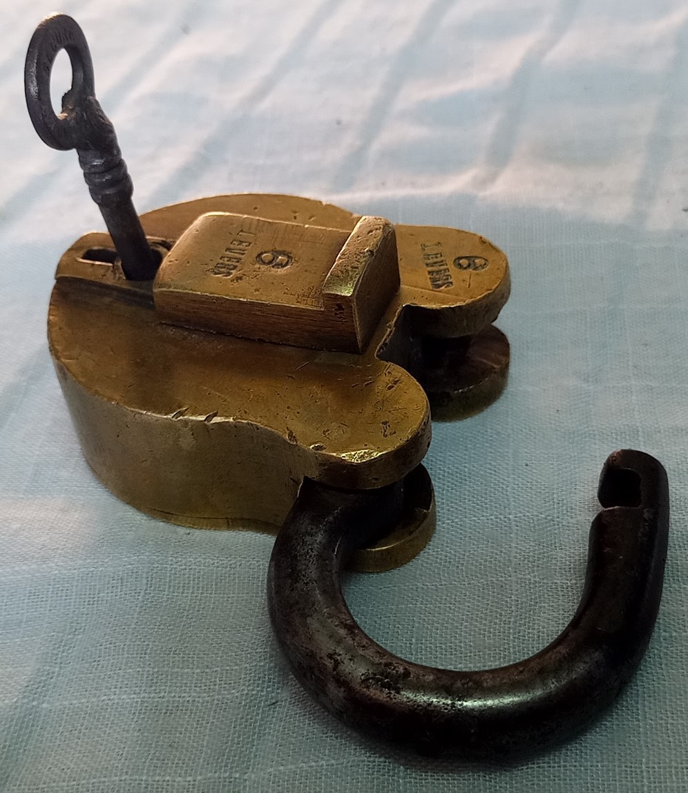 candado-hierro-broceado-funcionando-replica-.jpg