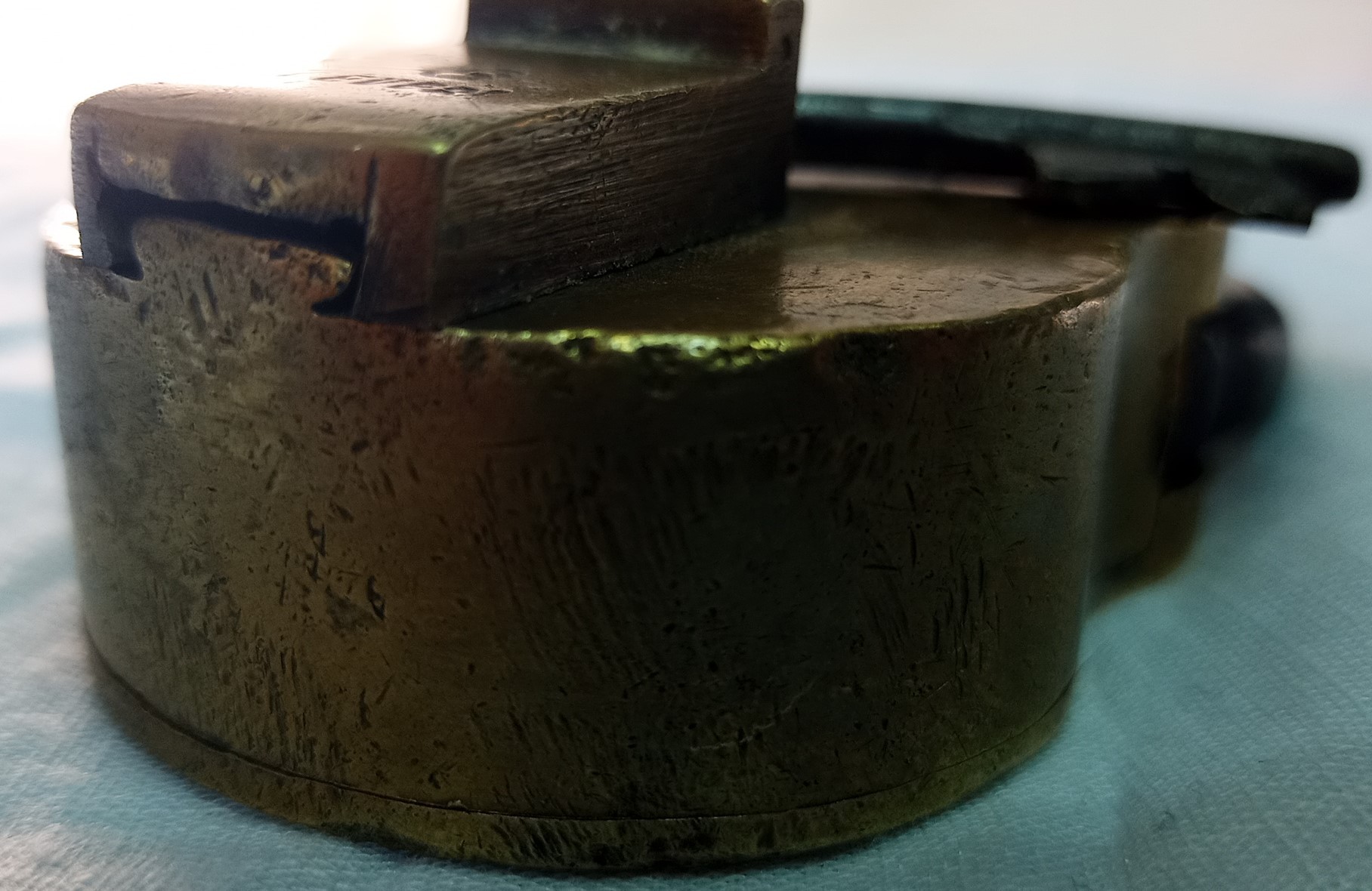 candado-hierro-broceado-funcionando-replica-1-3.jpg