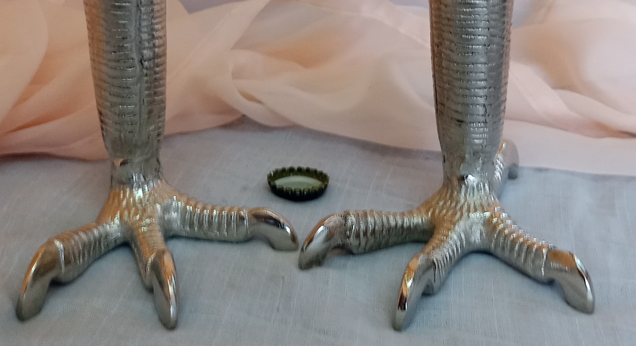 candelabros-en-metal-magnificos-forma-de-pata-de-gallo-pareja-1.jpg