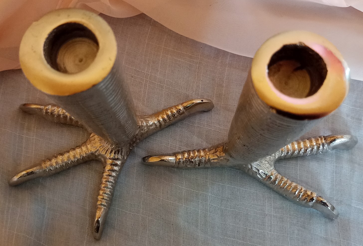 candelabros-en-metal-magnificos-forma-de-pata-de-gallo-pareja-2.jpg