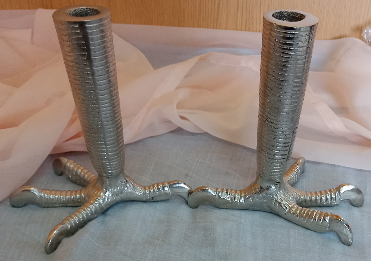 candelabros-en-metal-magnificos-forma-de-pata-de-gallo-pareja-3.jpg