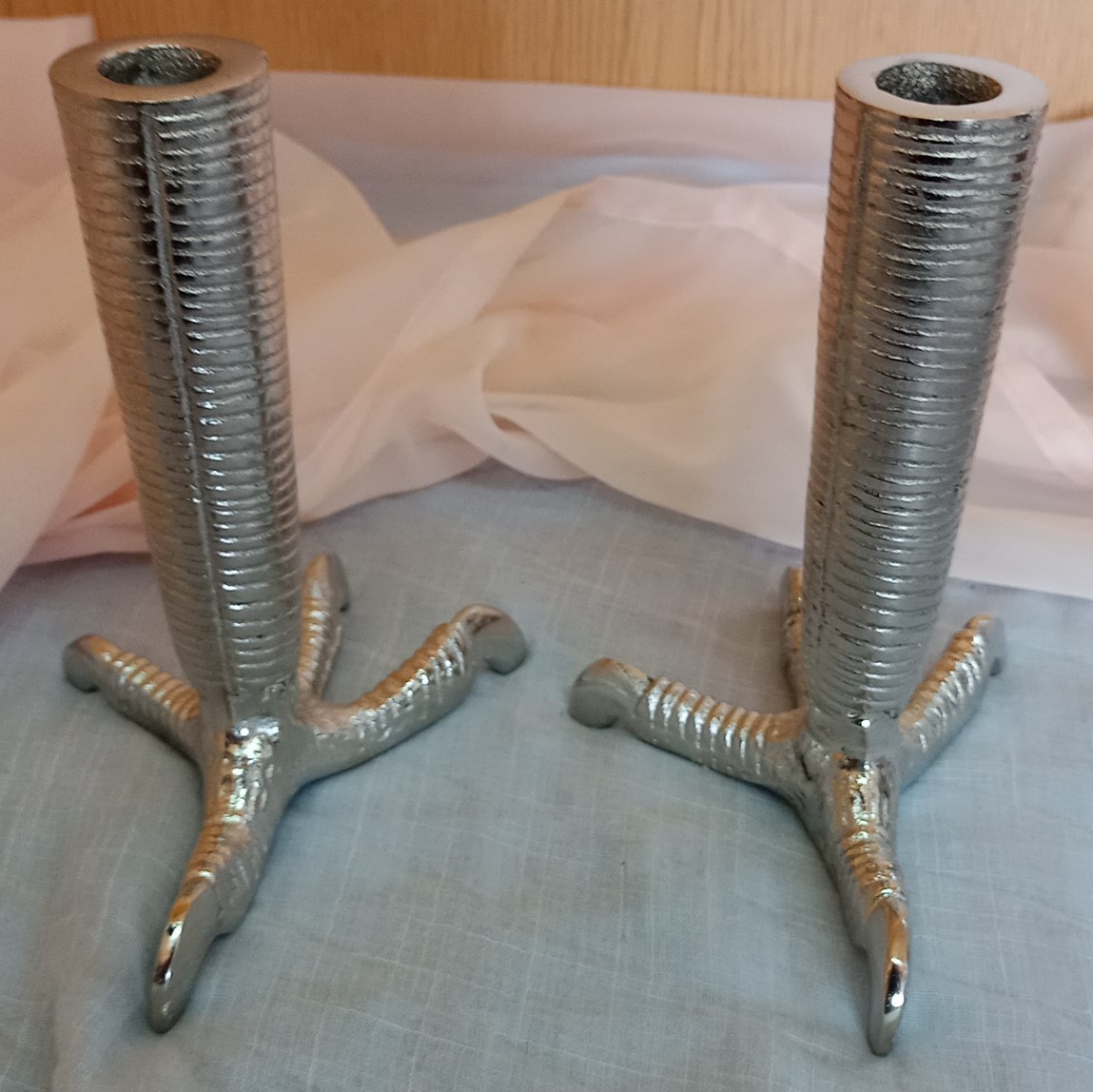 candelabros-en-metal-magnificos-forma-de-pata-de-gallo-pareja-4.jpg