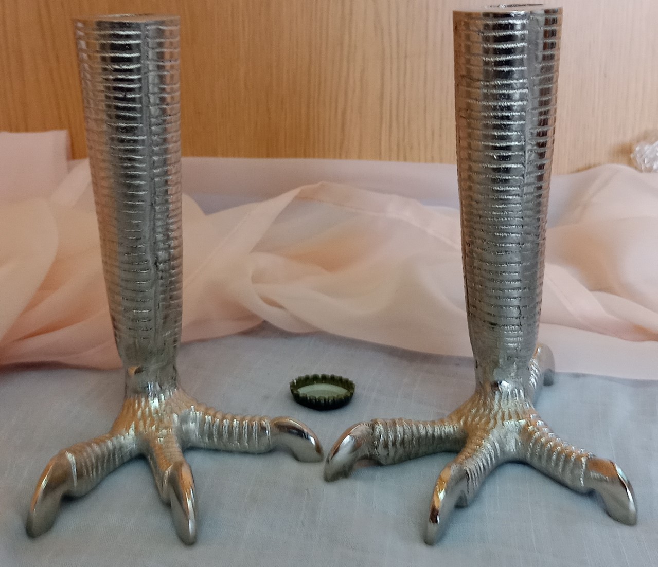 candelabros-en-metal-magnificos-forma-de-pata-de-gallo-pareja.jpg