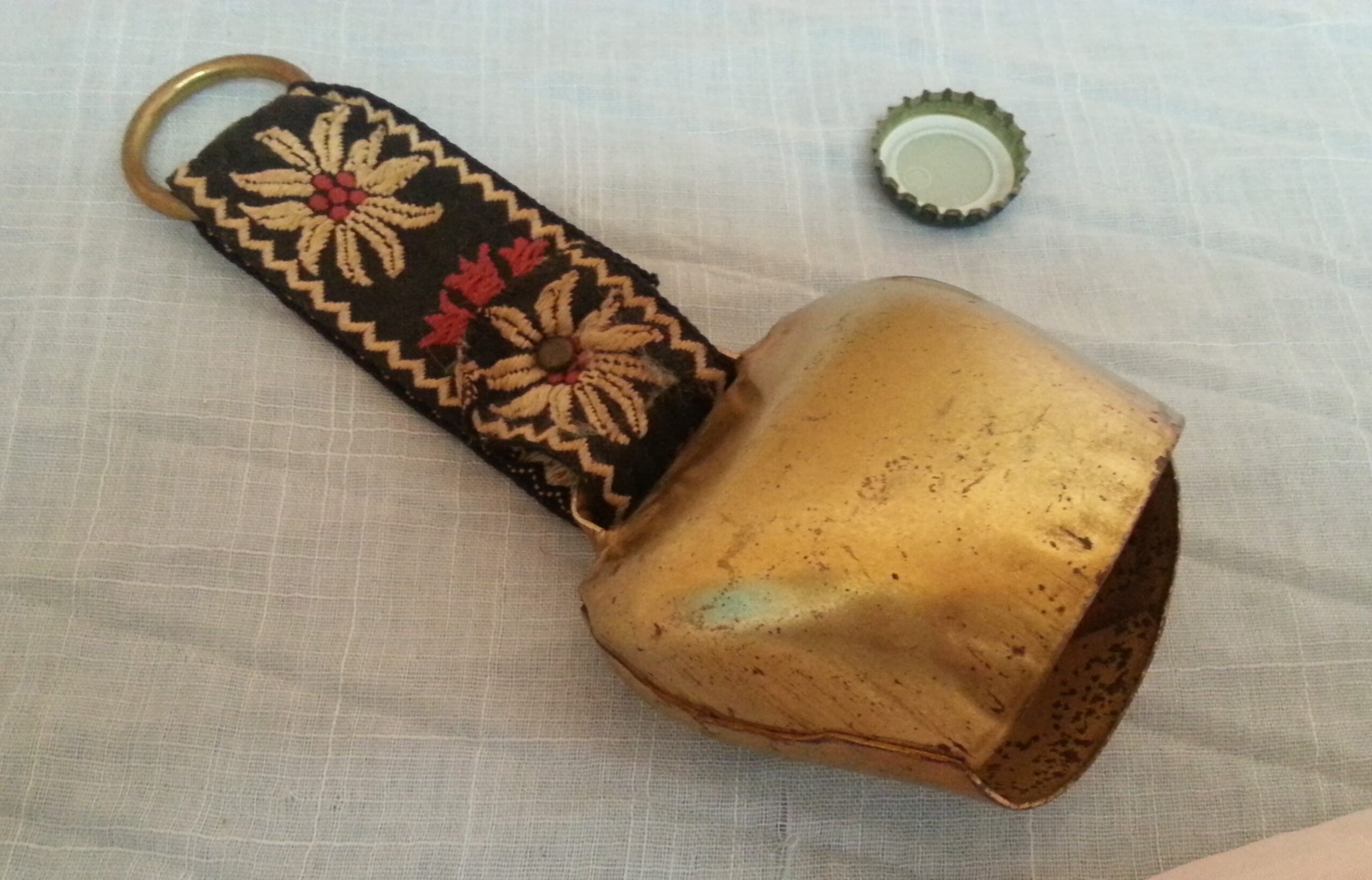 cascabel-cencerro-en-metal-dorado-origen-holandes.jpg