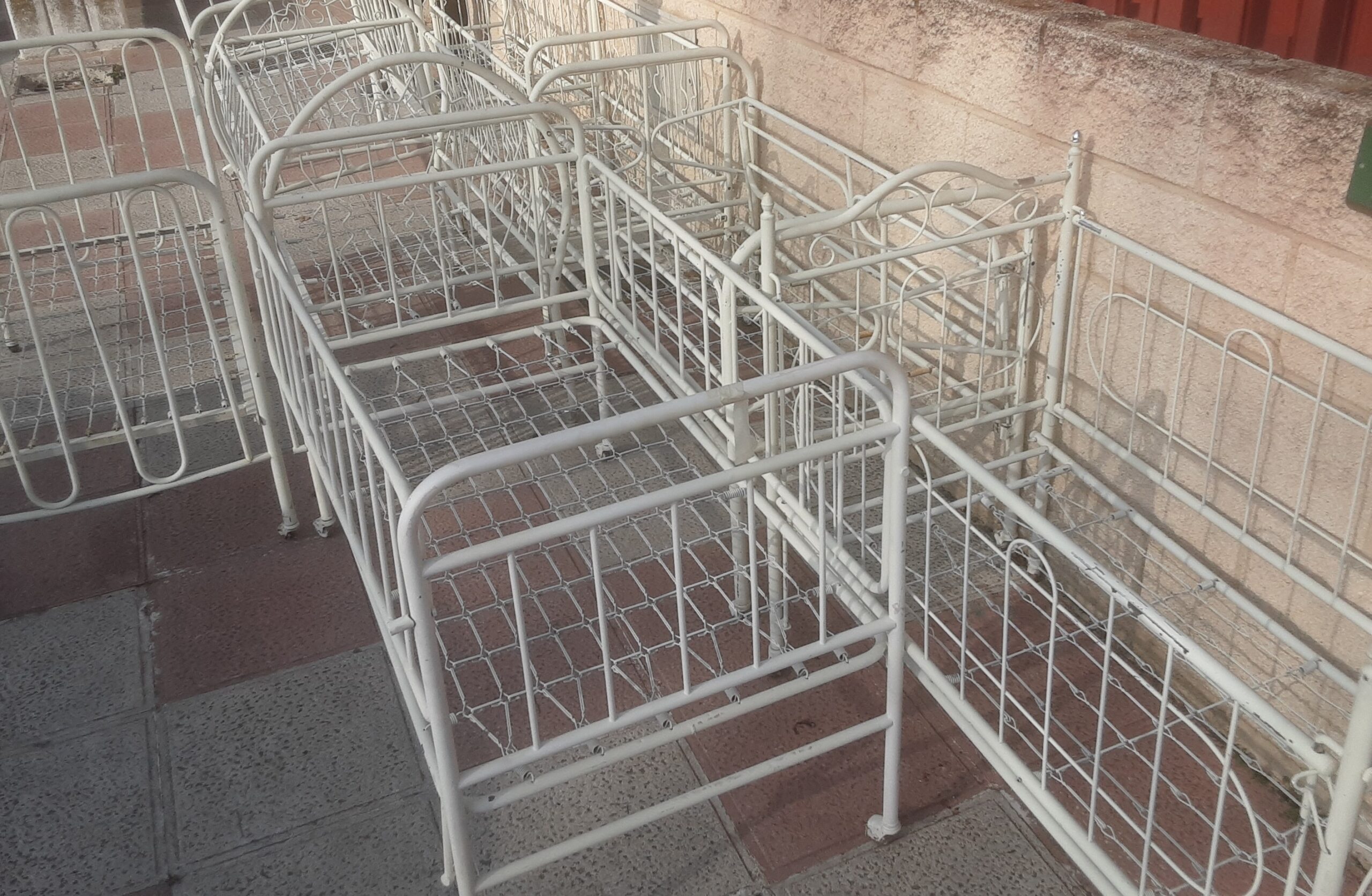 cunas-y-cestos-antiguos-o-vintage-varios-muebles-infantiles-para-alquiler-en-rodajes-de-productoras-1.jpg