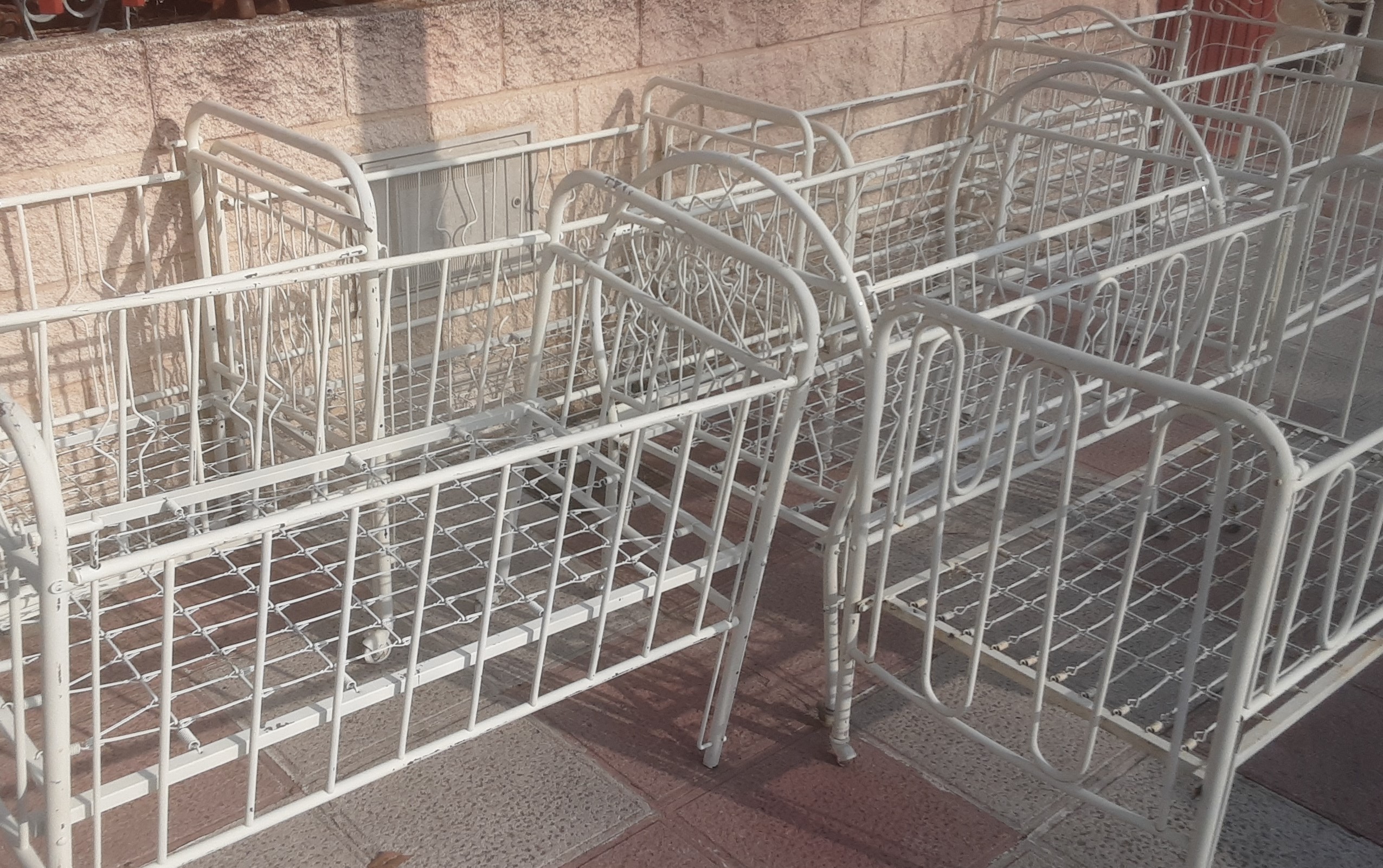 cunas-y-cestos-antiguos-o-vintage-varios-muebles-infantiles-para-alquiler-en-rodajes-de-productoras-2.jpg