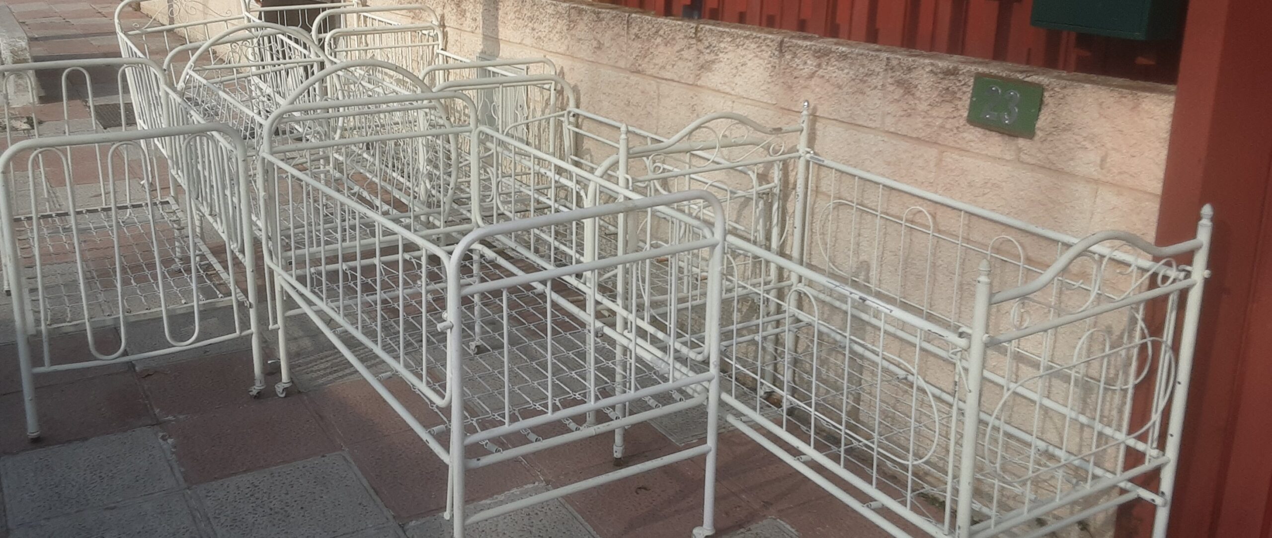 cunas-y-cestos-antiguos-o-vintage-varios-muebles-infantiles-para-alquiler-en-rodajes-de-productoras-3.jpg