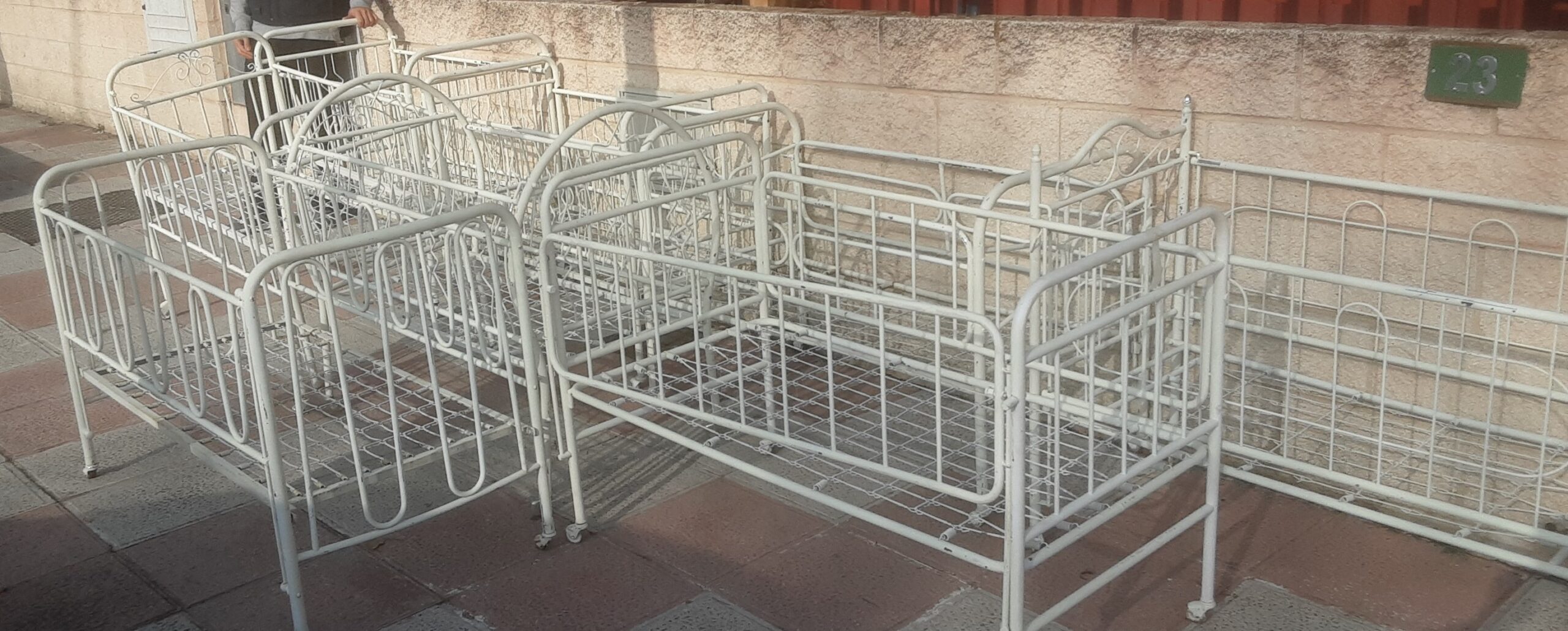 cunas-y-cestos-antiguos-o-vintage-varios-muebles-infantiles-para-alquiler-en-rodajes-de-productoras-4.jpg