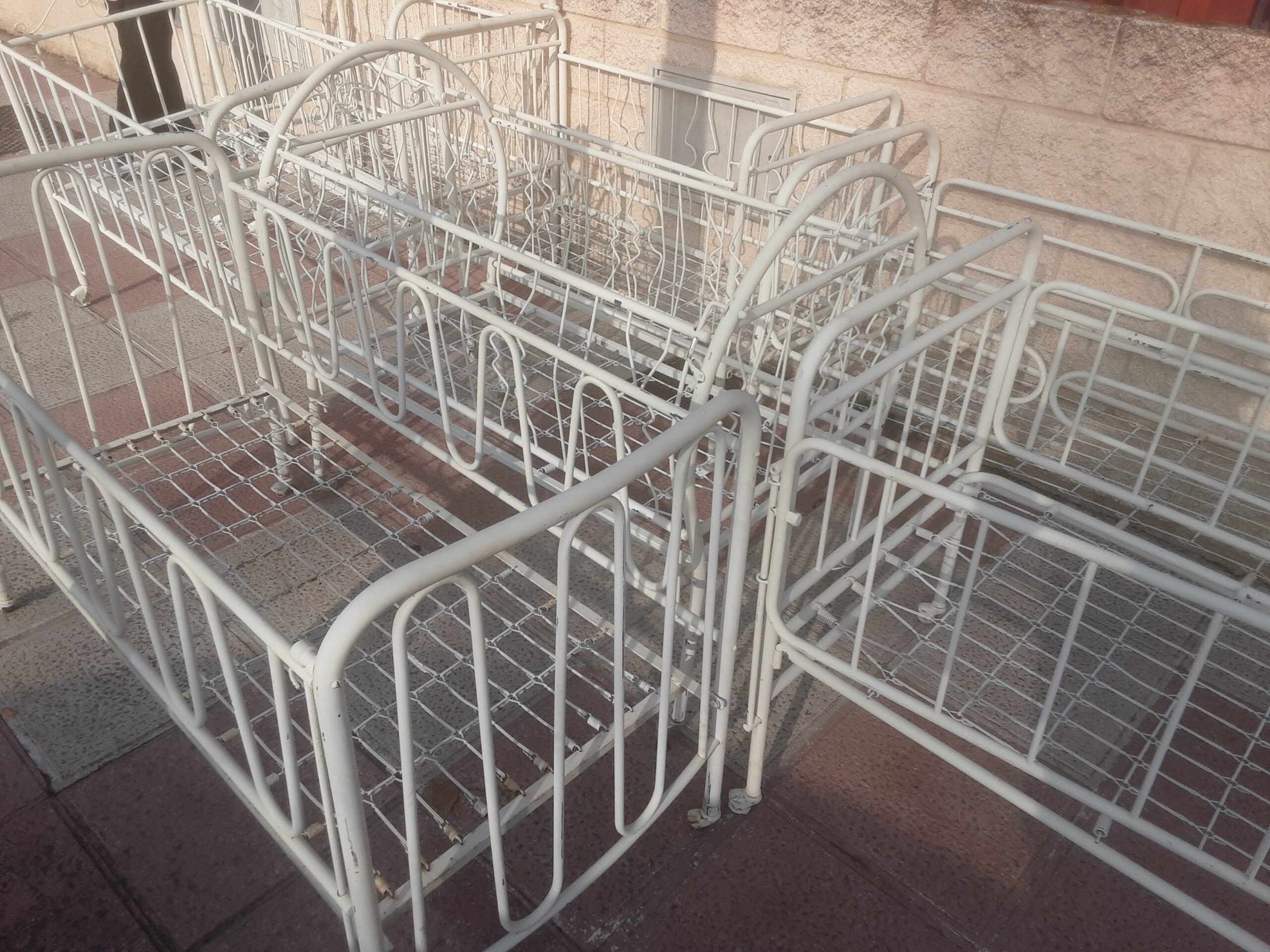 cunas-y-cestos-antiguos-o-vintage-varios-muebles-infantiles-para-alquiler-en-rodajes-de-productoras-5.jpg