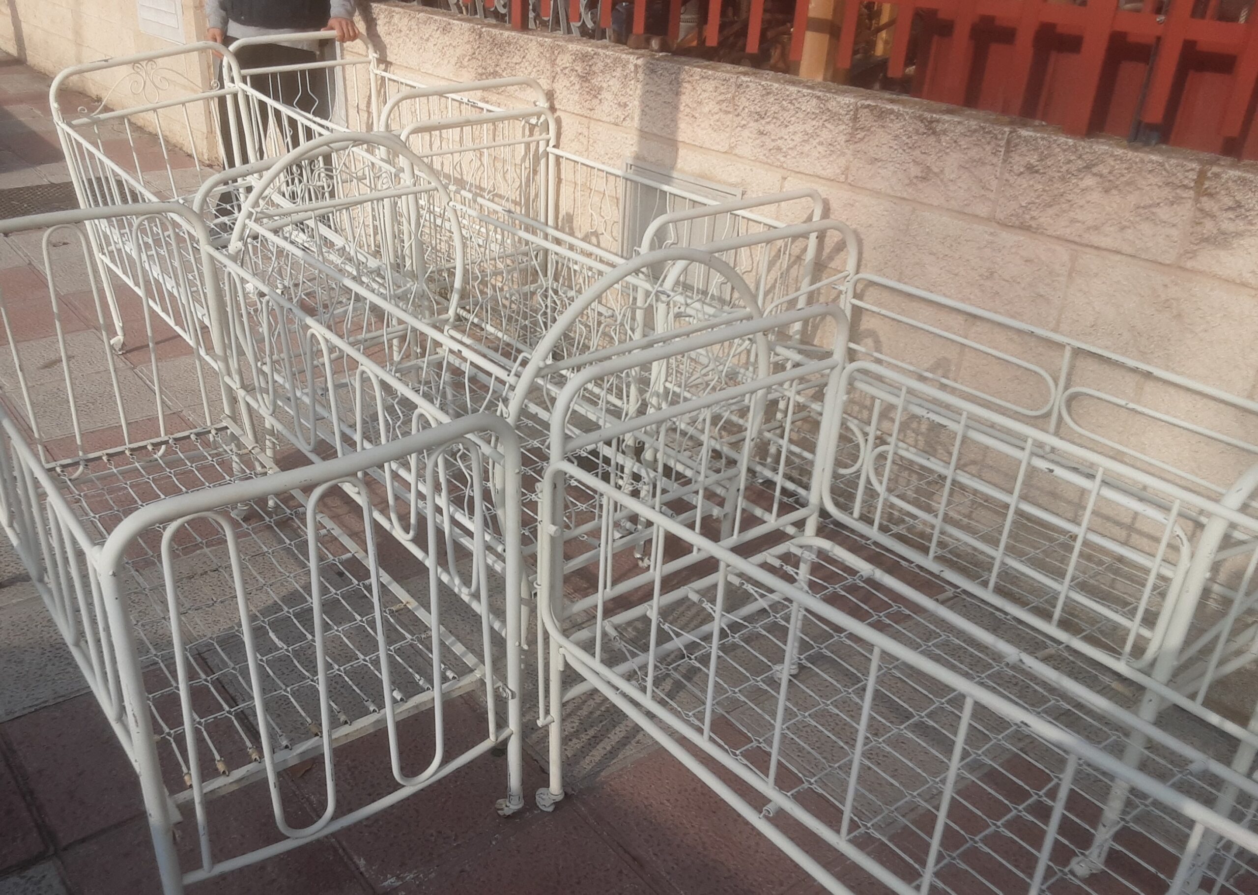 cunas-y-cestos-antiguos-o-vintage-varios-muebles-infantiles-para-alquiler-en-rodajes-de-productoras.jpg