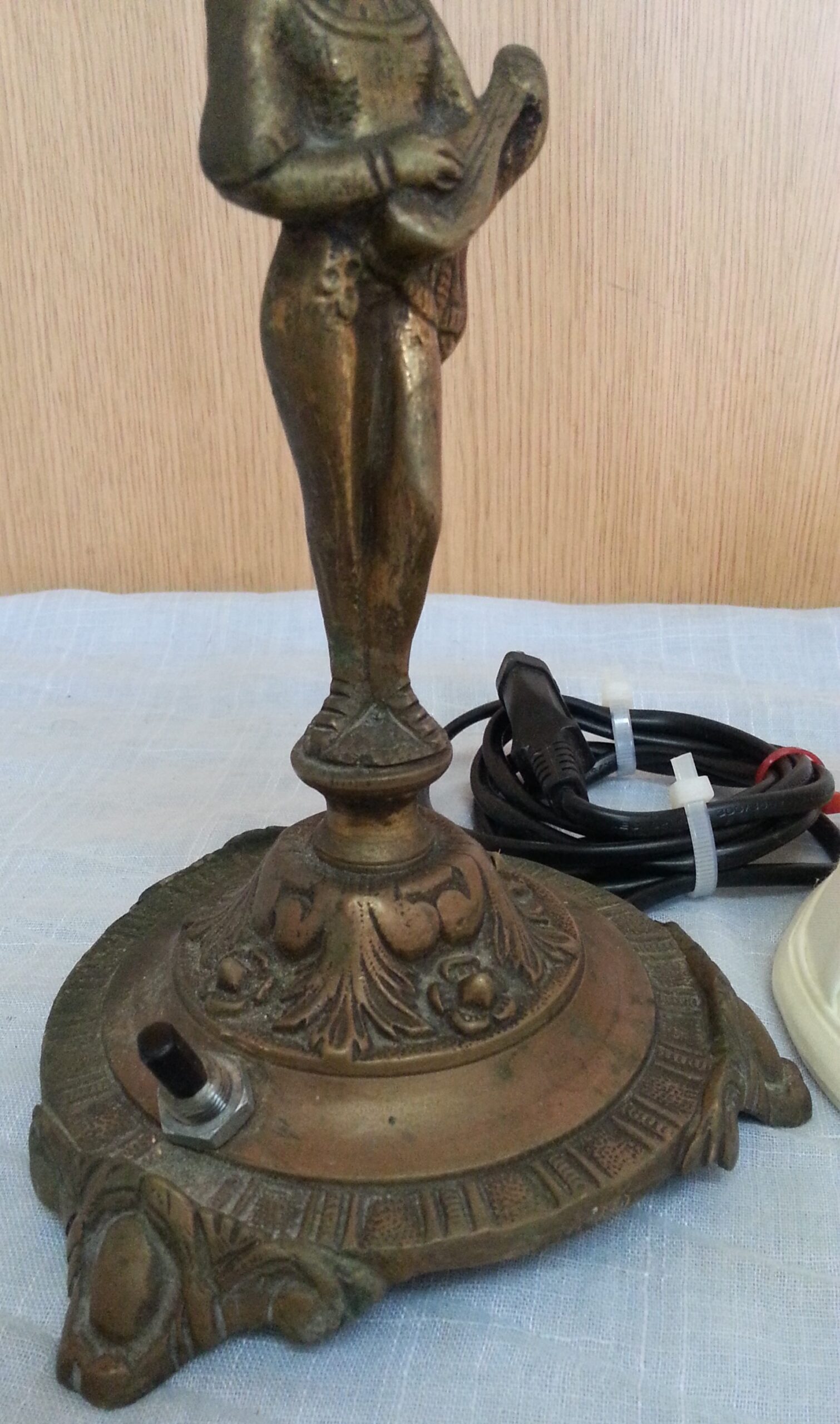 lampara-de-mesa-en-bronce-pantalla-nueva-a-estrenar-funcionando-3.jpg