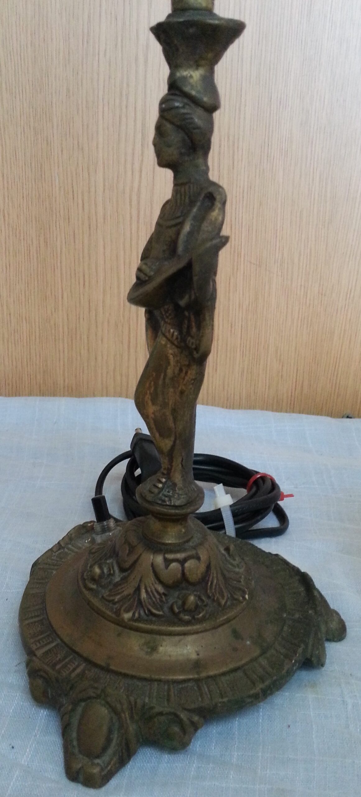 lampara-de-mesa-en-bronce-pantalla-nueva-a-estrenar-funcionando-4.jpg