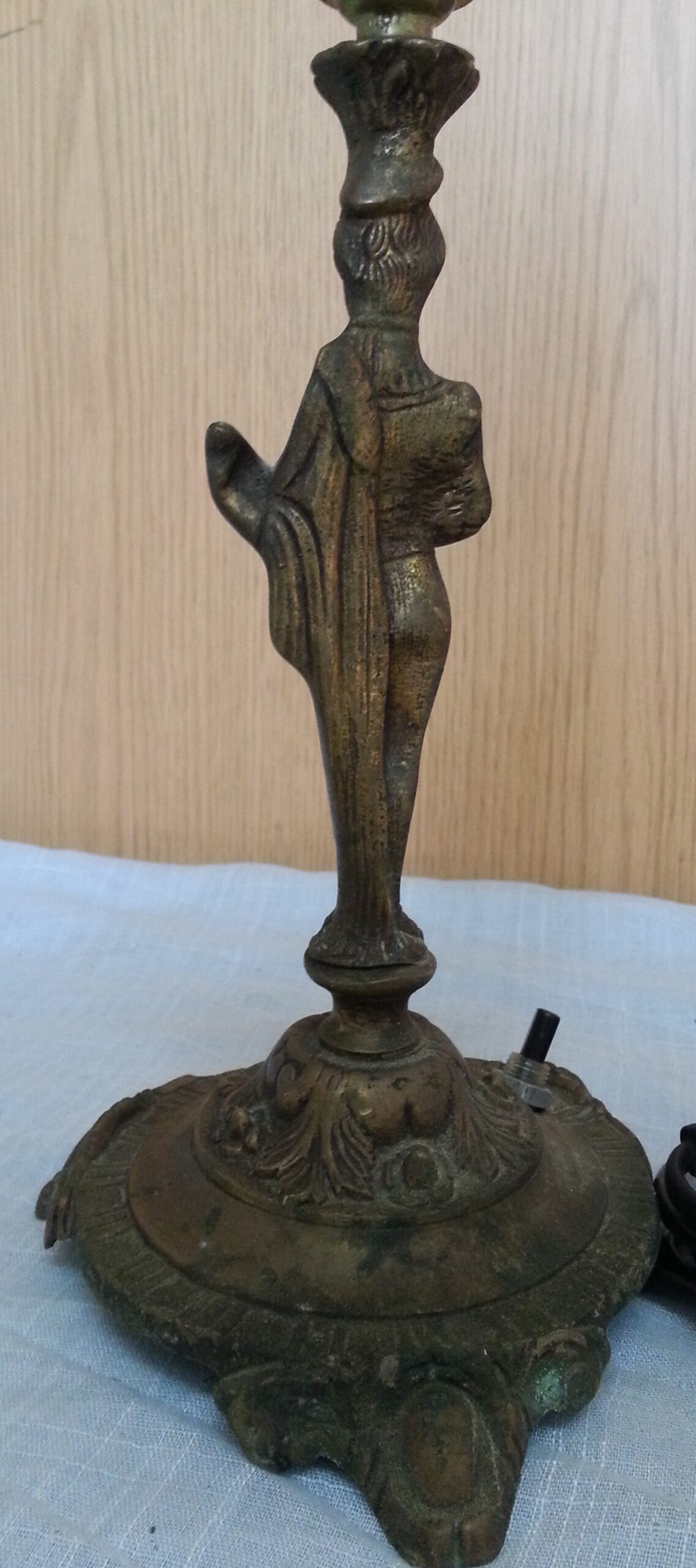 lampara-de-mesa-en-bronce-pantalla-nueva-a-estrenar-funcionando-5.jpg