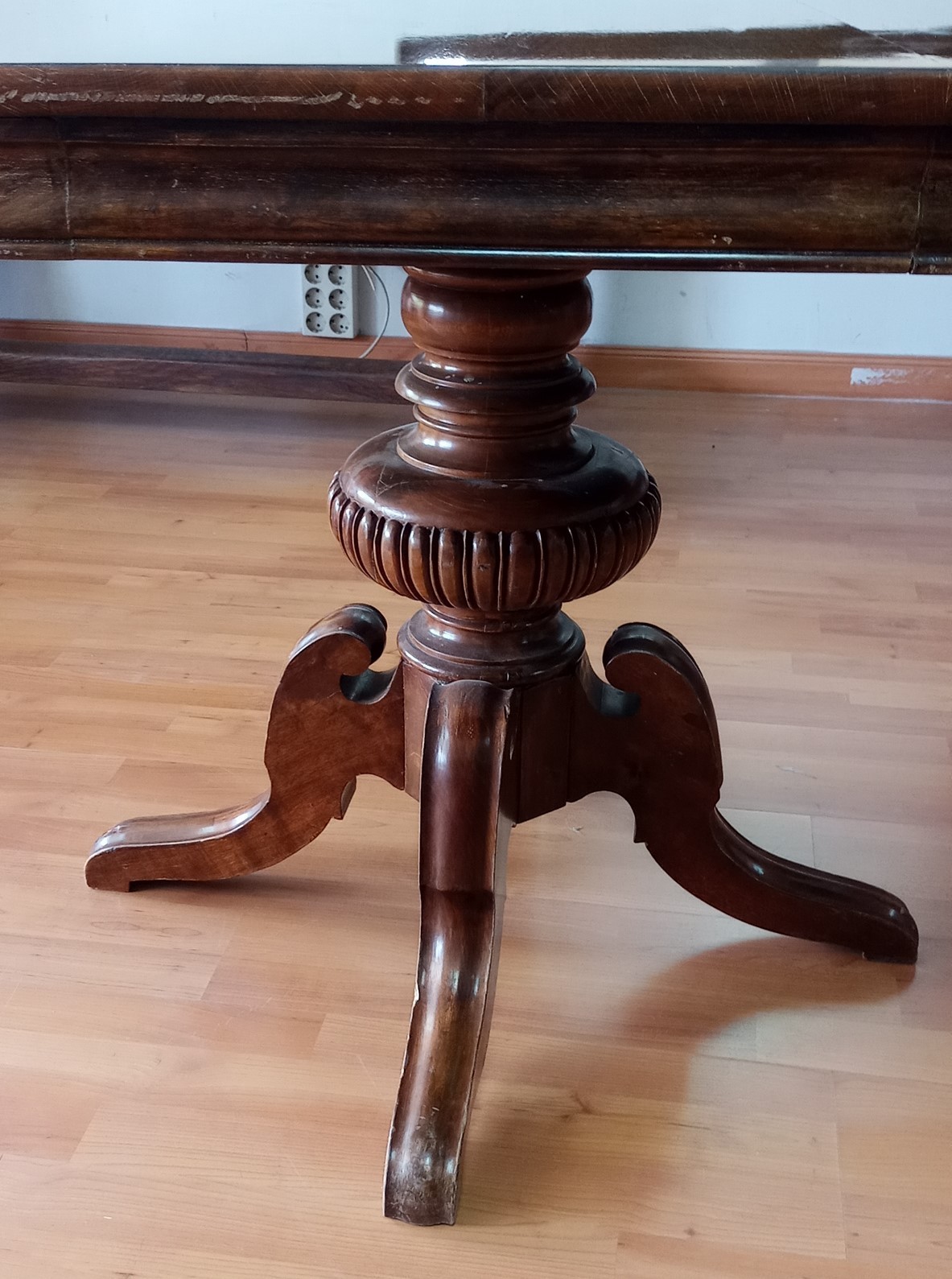 mesa-mesa-velador-mastil-en-madera-torneadas-tapa-en-buen-estado-6.jpg