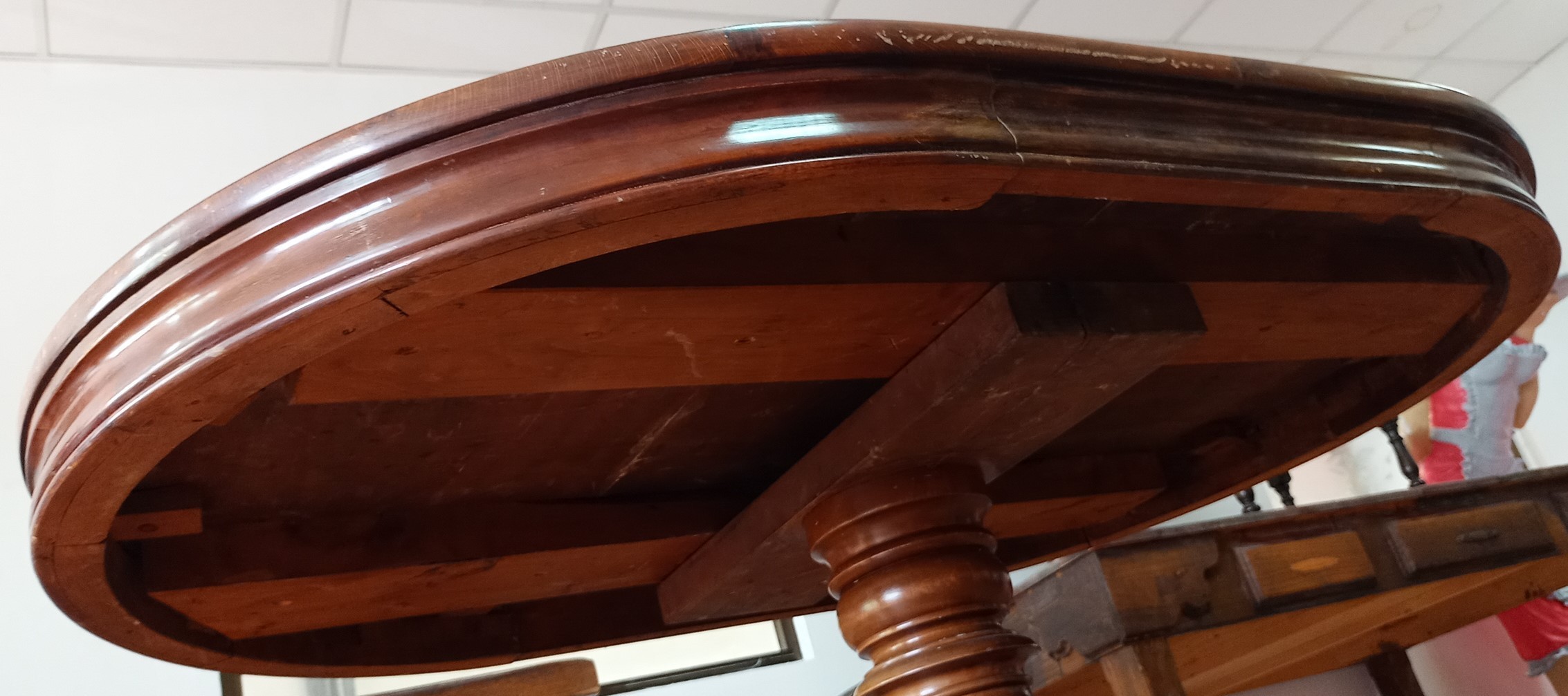mesa-mesa-velador-mastil-en-madera-torneadas-tapa-en-buen-estado-7.jpg