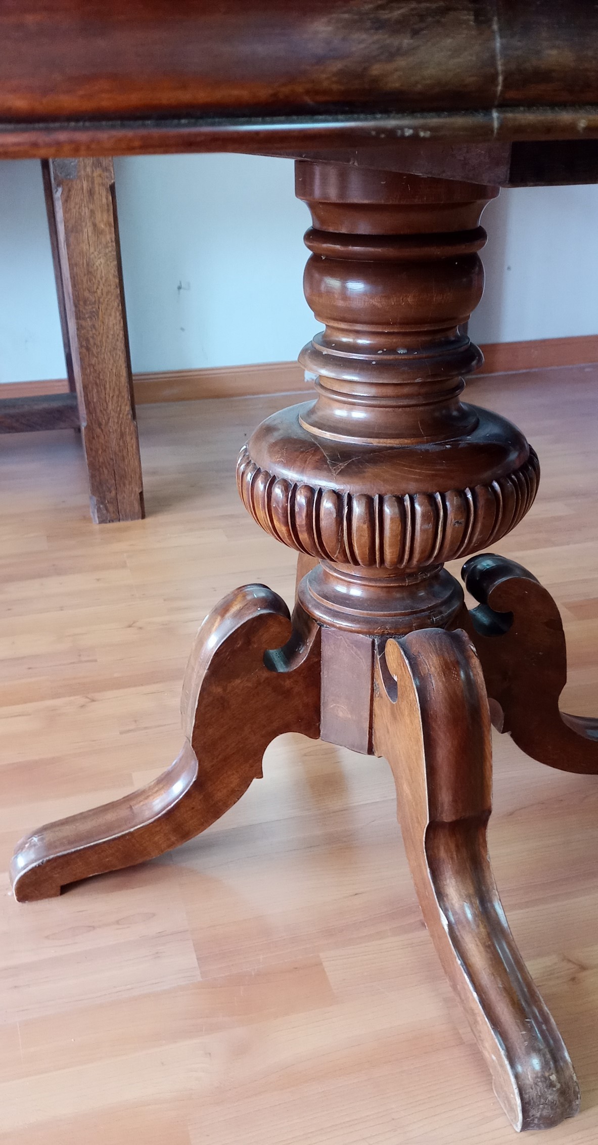 mesa-mesa-velador-mastil-en-madera-torneadas-tapa-en-buen-estado-8.jpg
