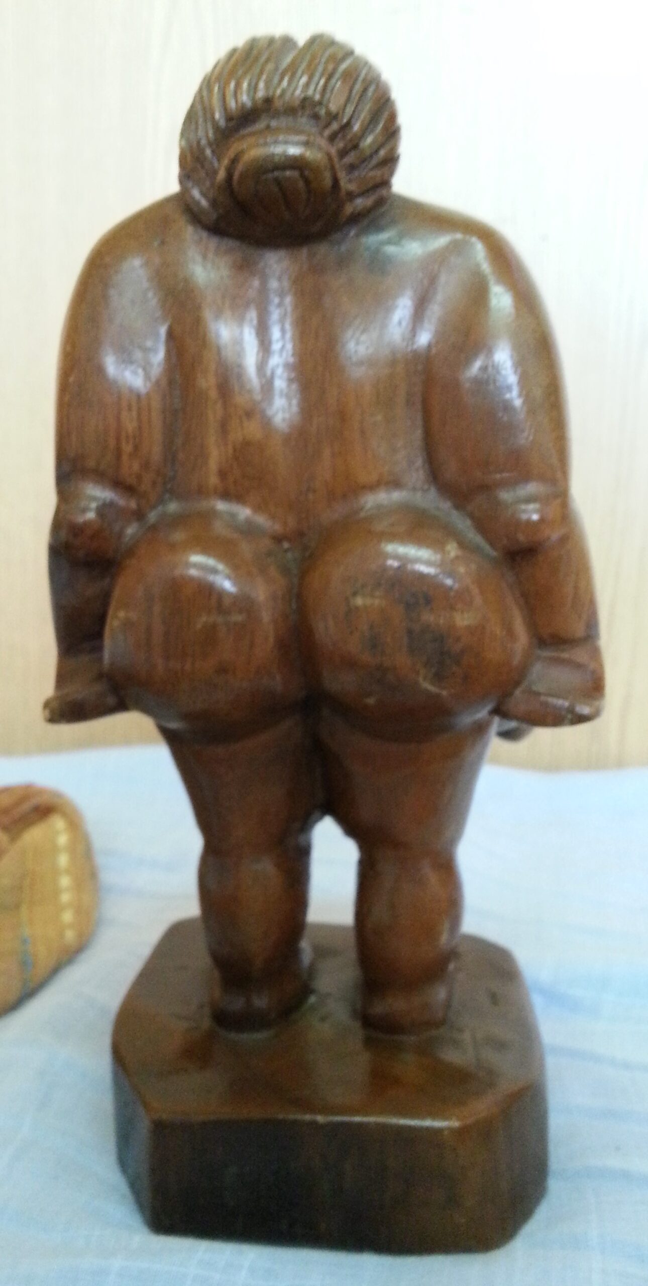 mujer-africana-de-grandes-pechos-escultura-en-madera-origen-cubano-erotica-4.jpg