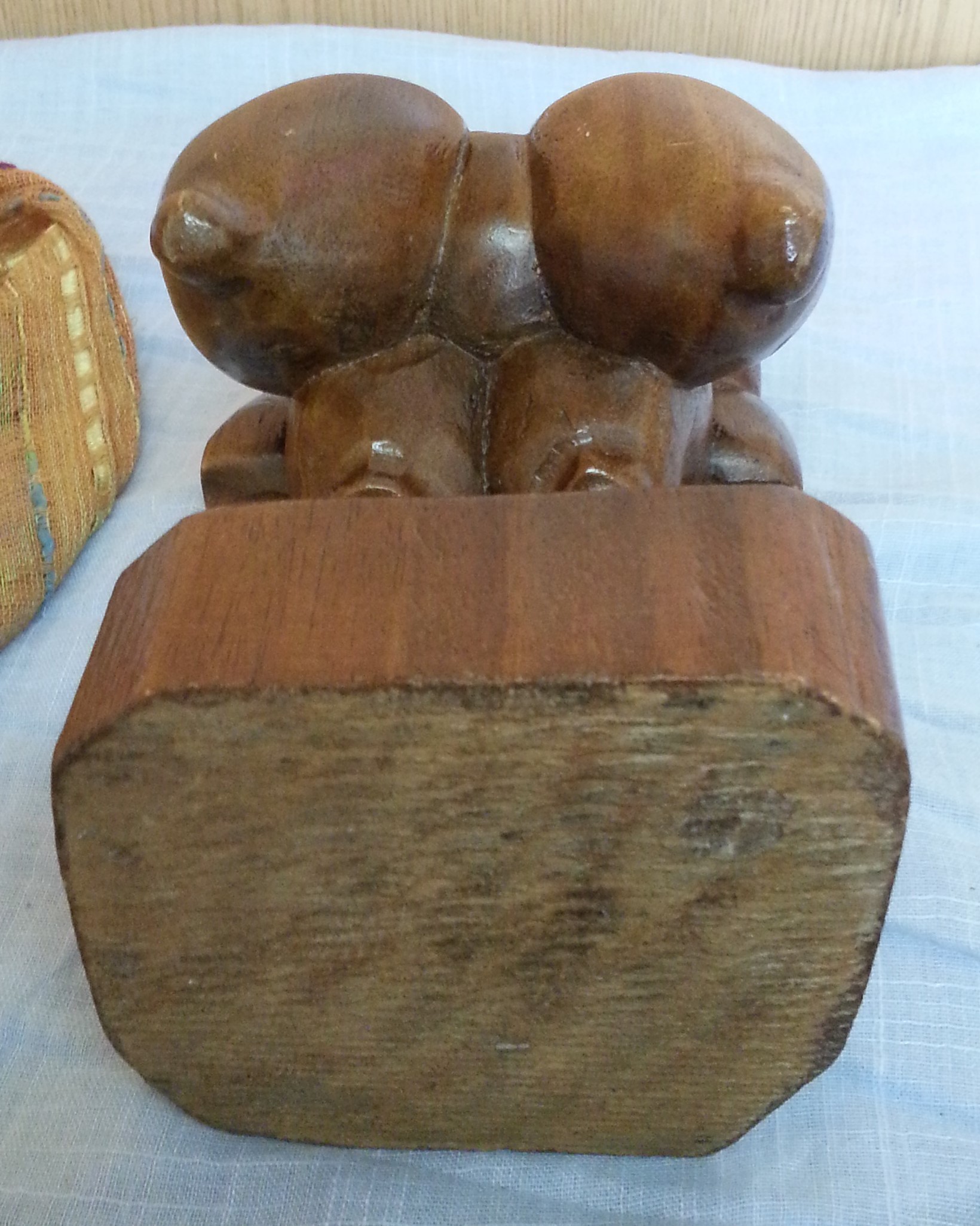 mujer-africana-de-grandes-pechos-escultura-en-madera-origen-cubano-erotica-6.jpg
