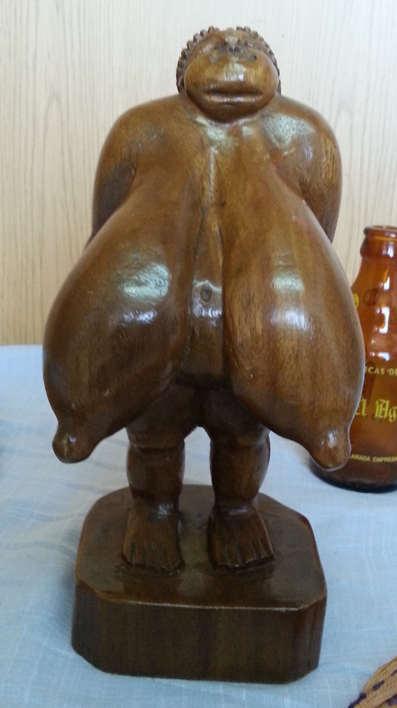 mujer-africana-de-grandes-pechos-escultura-en-madera-origen-cubano-erotica.jpg